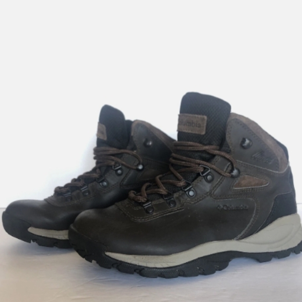 Columbia Ankle Boots Brown and Black with Rugged Outsole - Picture 4 of 4